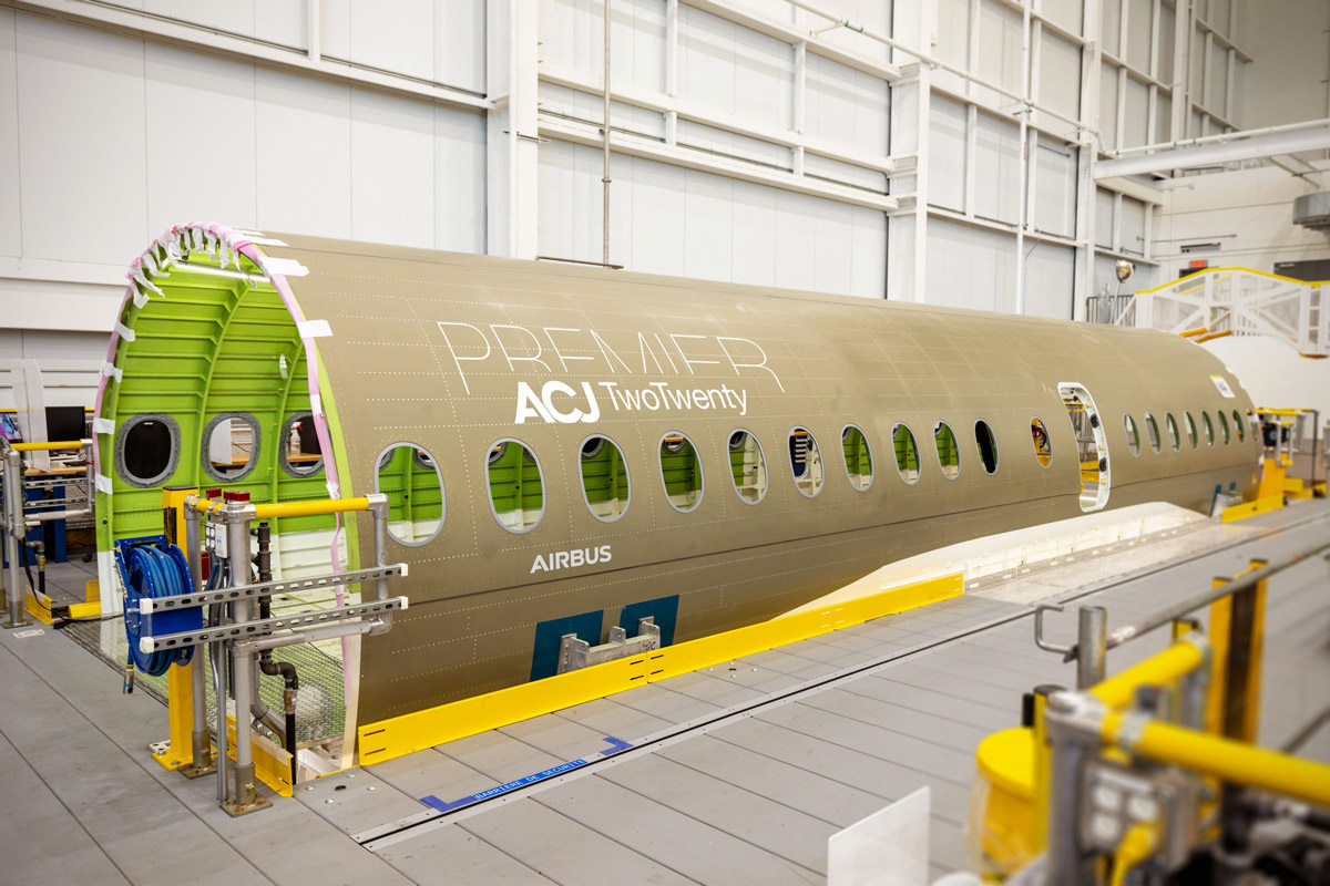 Airbus welcomes first ACJ TwoTwenty section in Mirabel/Canada