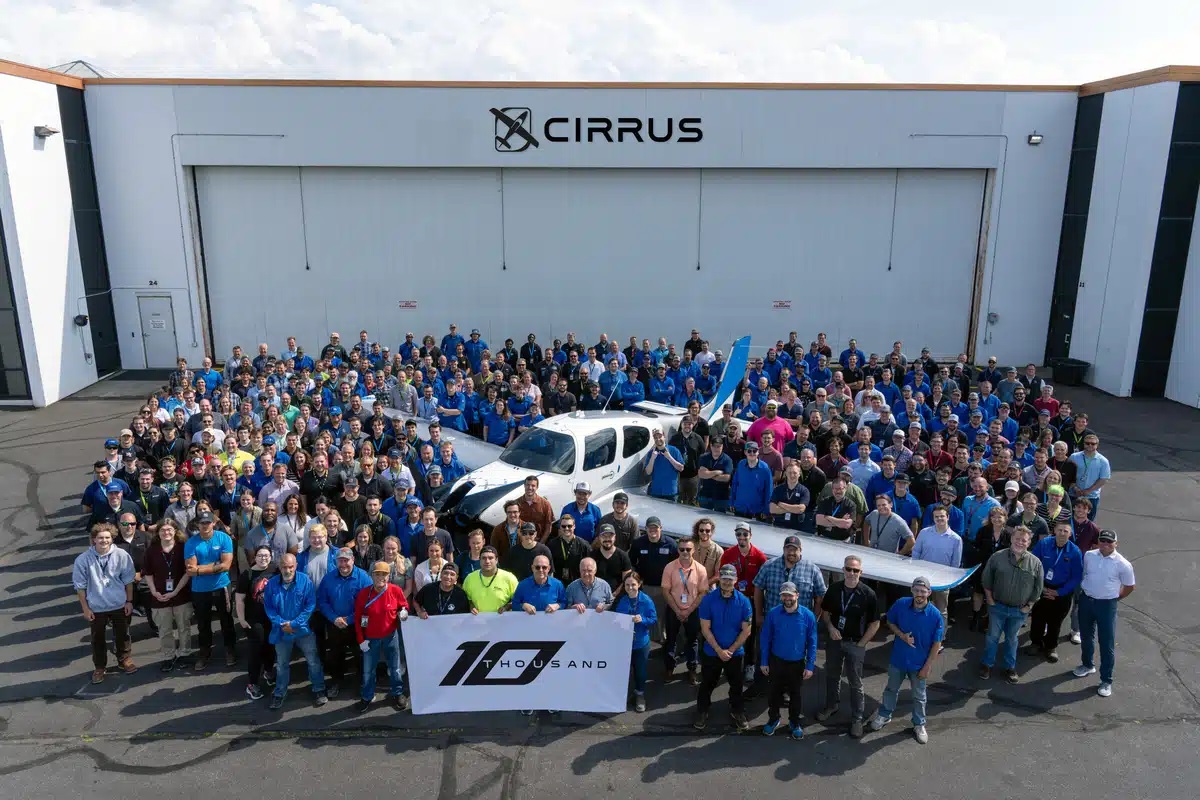 Limited edition aircraft celebrates 10,000th Cirrus SR Series delivery